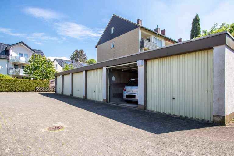 Stellplatz neben Garagen