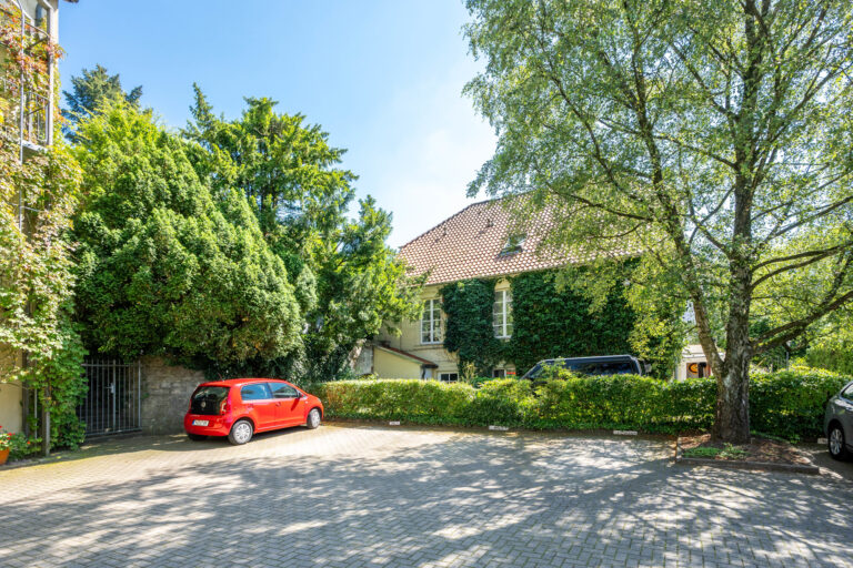 Stellplatz, Carports gegenüber