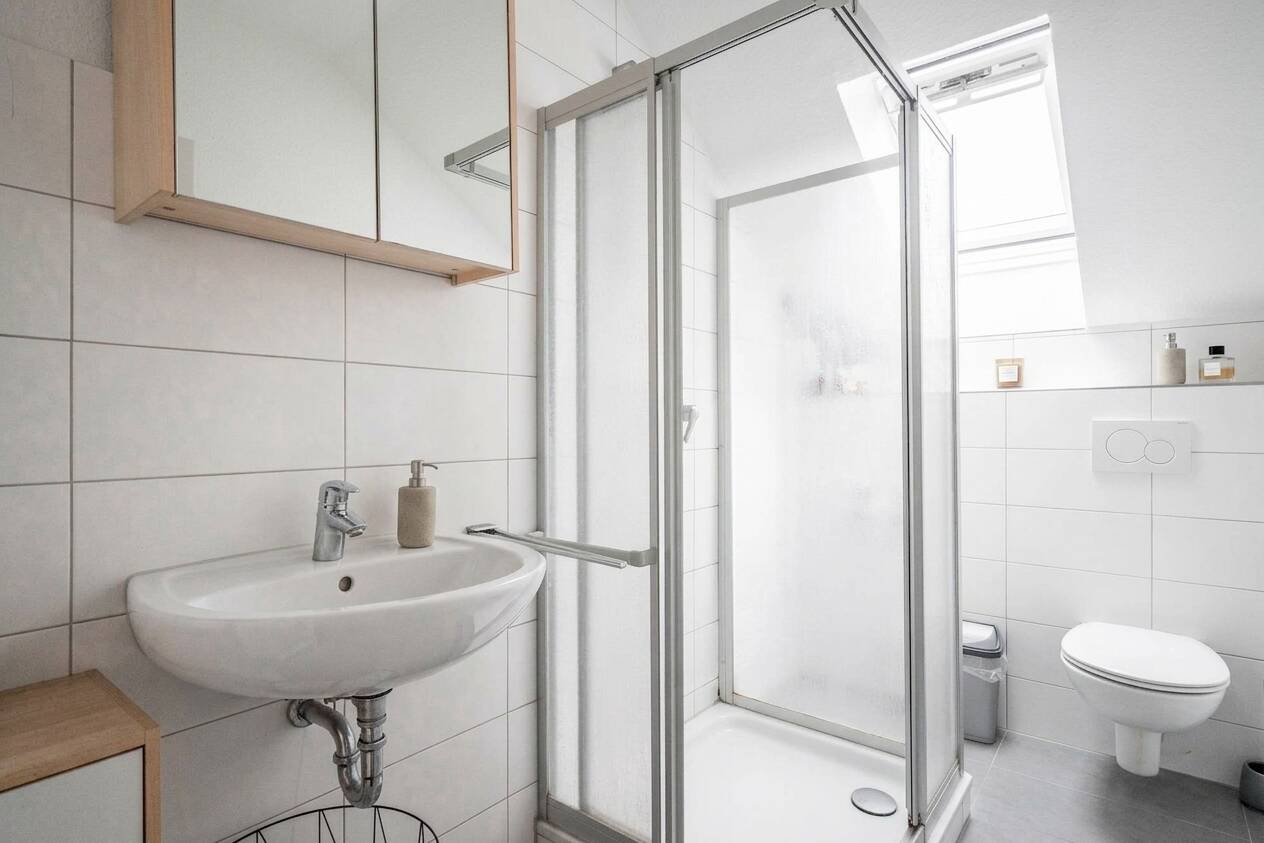 Schicke Dachgeschosswohnung mit Einbauküche in guter Lage von Bielefeld Stieghorst - Foto 3