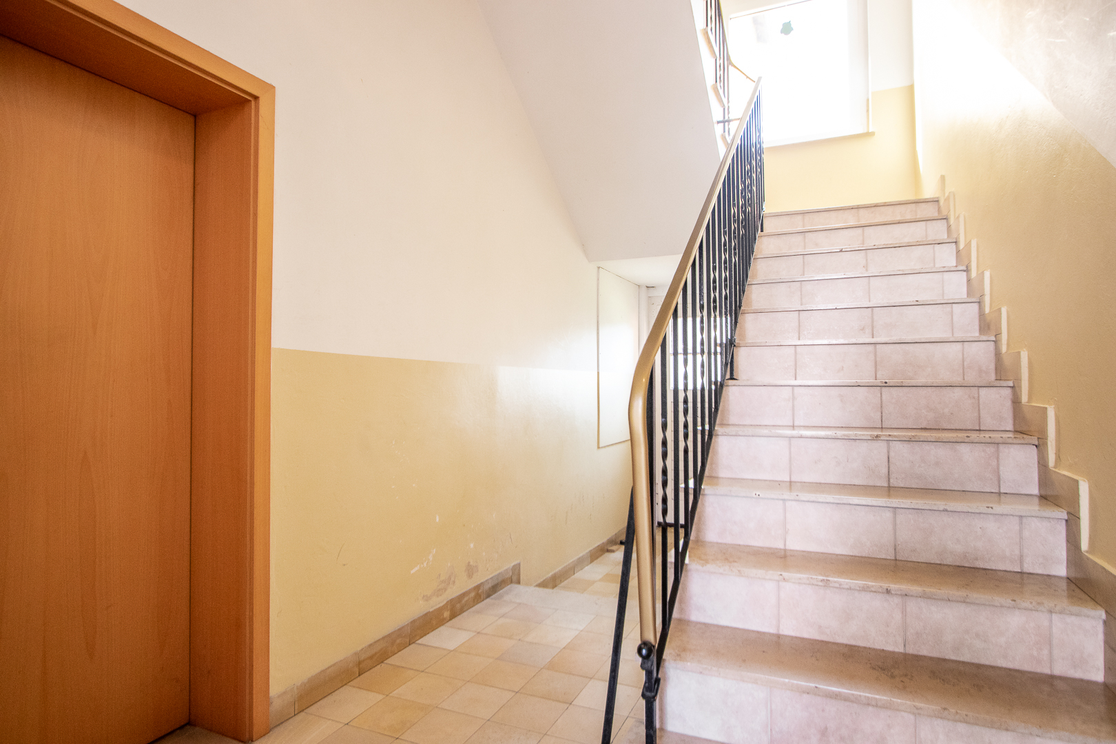 Sanierte Dachgeschosswohnung mit Fußbodenheizung und Einbauküche in Bielefelds östlicher City - Photo 2