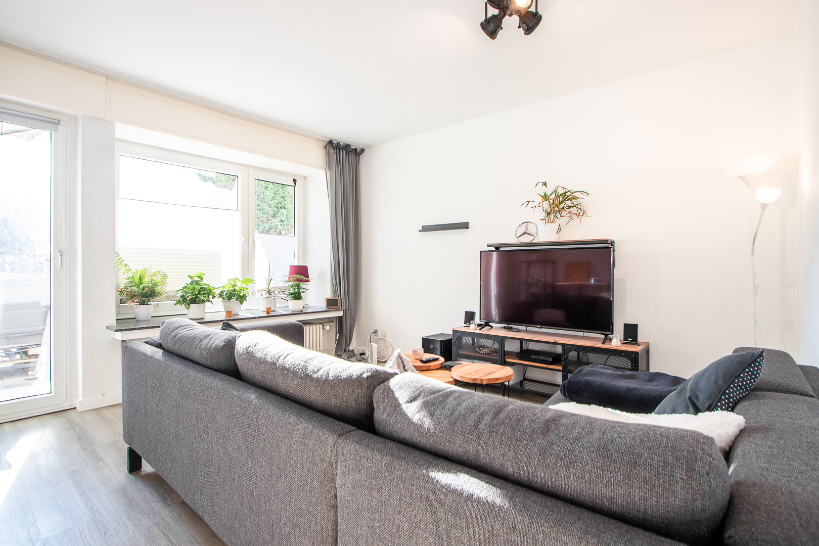 Modernisierte Erdgeschosswohnung mit Küche und Garten in zentraler Lage von Bielefeld Stieghorst - Foto 1